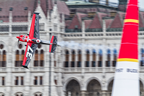 1_2KD78989_Peter Podlunsek Red Bull Air Race Budapest 2016 Foto Thomas RAnner