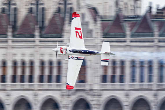 1_2KD79422_Matthias Dolderer Red Bull Air Race Budapest 2016 Foto Thomas RAnner