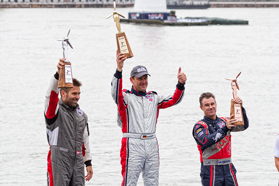 1_2KD79675_Siegerehrung Red Bull Air Race Budapest 2016 Foto Thomas RAnner