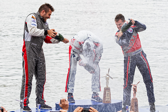 1_2KD79692_champagner Siegerehrung Red Bull Air Race Budapest 2016 Foto Thomas RAnner