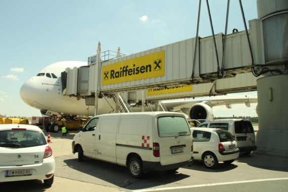 Der A380 wird am Pier Ost abgefertigt - Foto: Kevin Schrenk