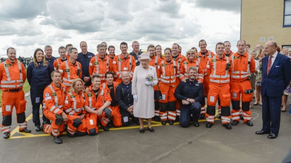 East Anglian Air Ambulance mit Queen Elizabeth II - Foto: EAAA East Anglian Air Ambulance mit Queen Elizabeth II - Foto: EAAA