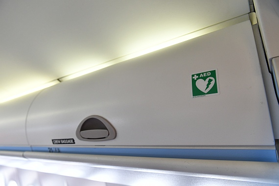In der Q400 befindet sich der Defi rechts hinten in der Passagierkabine. Sein Aufbewahrungsort ist durch ein weißes Herz auf grünem Grund gekennzeichnet.