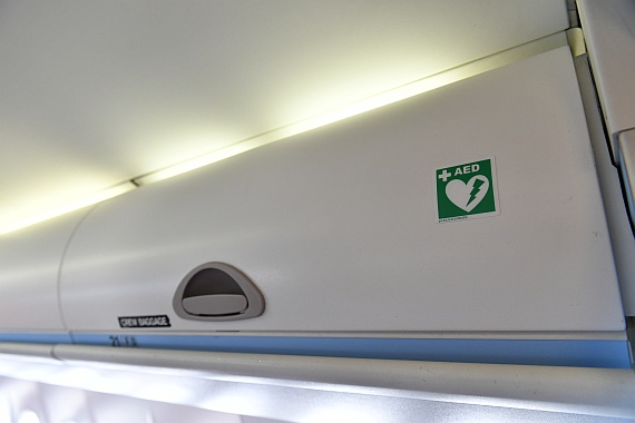 In der Q400 befindet sich der Defi rechts hinten in der Passagierkabine. Sein Aufbewahrungsort ist durch ein weißes Herz auf grünem Grund gekennzeichnet. In der Q400 befindet sich der Defi rechts hinten in der Passagierkabine. Sein Aufbewahrungsort ist durch ein weißes Herz auf grünem Grund gekennzeichnet.