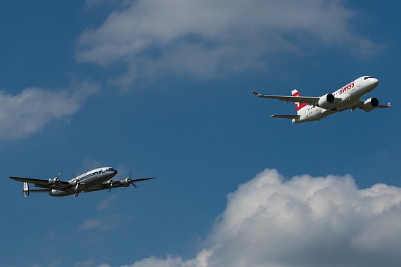 SWISS Erstlandung Bombardier CSeries HB-JBA Zürich 01072016 Foto SWISS zusammen mit Breitling Super Constellation