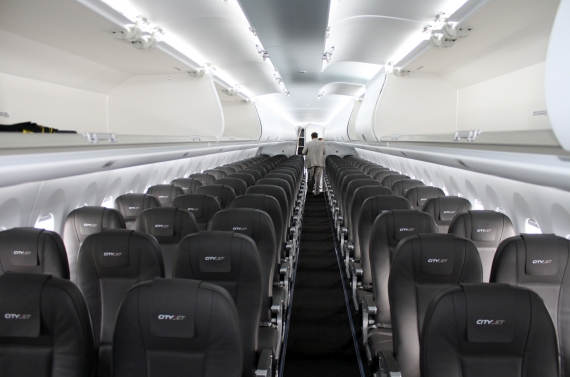 CityJet Suchoi Superjet SSJ 100 Kabine Foto Nicolas Eschenbach Farnborough Airshow 2016 Foto Nicolas Eschenbach / Austrian WIngs Media Crew CityJet Suchoi Superjet SSJ 100 Kabine Foto Nicolas Eschenbach Farnborough Airshow 2016 Foto Nicolas Eschenbach / Austrian WIngs Media Crew
