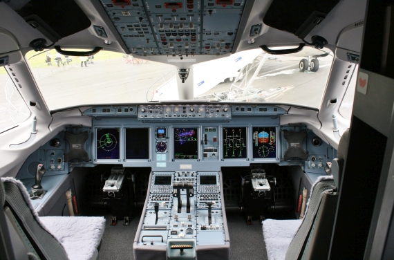 CityJet Suchoi Superjet SSJ 100 Cockpit Foto Nicolas Eschenbach Farnborough Airshow 2016 Foto Nicolas Eschenbach / Austrian WIngs Media Crew CityJet Suchoi Superjet SSJ 100 Cockpit Foto Nicolas Eschenbach Farnborough Airshow 2016 Foto Nicolas Eschenbach / Austrian WIngs Media Crew
