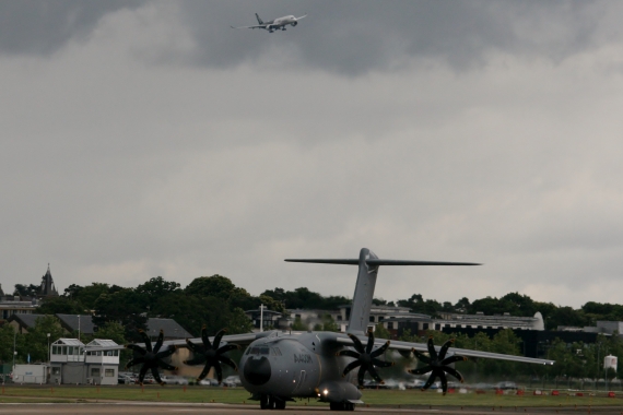 Airbus A400M A350-900 im Hintergrund Farnborough Airshow 2016 Foto Nicolas Eschenbach / Austrian WIngs Media Crew Farnborough