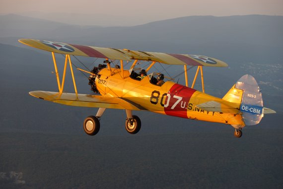 Zeitlose Eleganz, die das Herz jedes Fliegers höher schlagen lässt: Boeing Stearman im Flug - Fotos: Gerald Matzka für Wildbergair.com