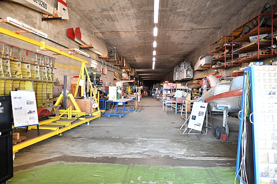 Blick in den Museumshangar des AAM, der im Zweiten Weltkrieg als Bunker der Luftwaffe diente.