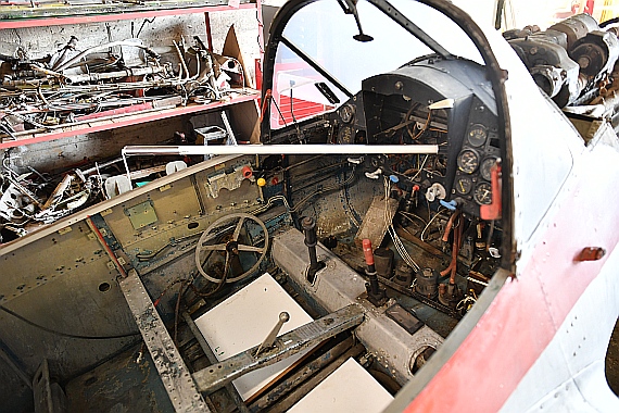 Blick ins Cockpit der Me-108. Noch wartet viel Arbeit auf die Restaurateure.