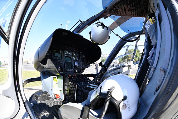 DSC_0104 Cockpit ÖAMTC Christophorus 9 Notarzthubschrauber EC 135 OE-XEE Einsatz Liesing Perfektastraße 07082016 Foto Huber Austrian Wings Media Crew