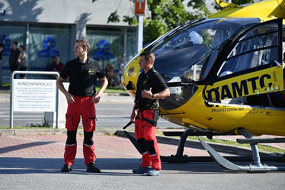 DSC_0126 ÖAMTC Christophorus 9 Notarzthubschrauber EC 135 OE-XEE Einsatz Liesing Perfektastraße 07082016 Foto Huber Austrian Wings Media Crew Pilot Jelinek Flugretter Maszar