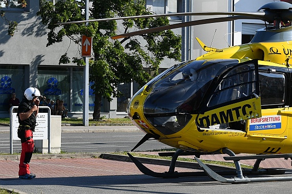 DSC_0177 ÖAMTC Christophorus 9 Notarzthubschrauber EC 135 OE-XEE Einsatz Liesing Perfektastraße 07082016 Foto Huber Austrian Wings Media Crew HCM Flugretter HEMS Crewmember