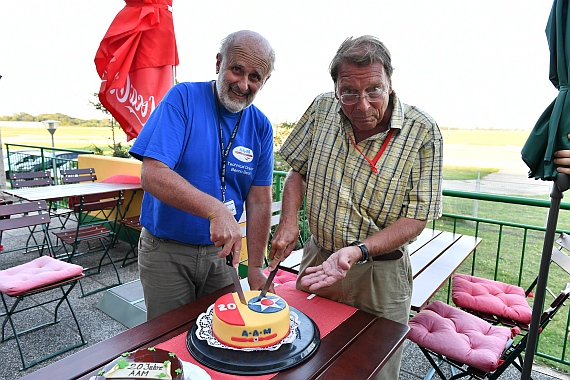 DSC_0206 Foto Huber Austrian Wings Media Crew Tortenanschnitt durch BEnno Beran und Franz list