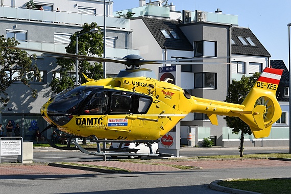 DSC_0266 ÖAMTC Christophorus 9 Notarzthubschrauber EC 135 OE-XEE Einsatz Liesing Perfektastraße 07082016 Foto Huber Austrian Wings Media Crew