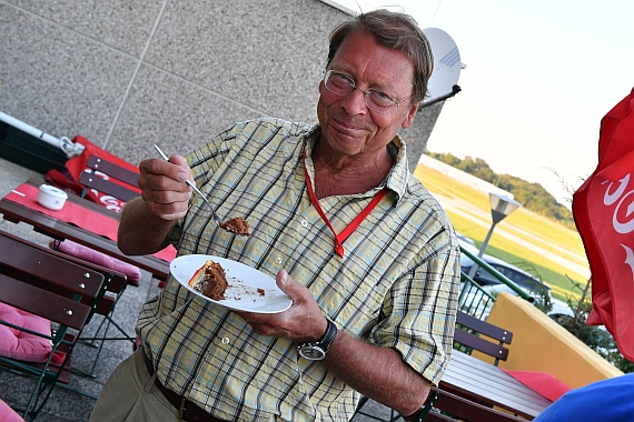 Wer hart arbeitet (fliegt) soll auch ordentlich essen. Ein sichtlich gut gelaunter Franz List.