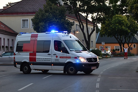 Der Sanitäter rechts im Bild bildet mit seinem Körper ein "Y". Dieser Buchstabe steht für "Yes" und soll dem Piloten signalisieren, dass er hier landen kann.