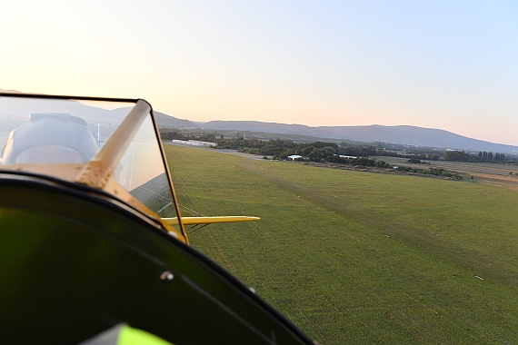 DSC_0379 Flug Boeing STearman AAM Blick auf Graspiste des Flugplatz Bad Vöslau Foto Huber Austrian Wings Media Crew