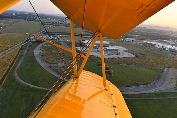 DSC_0382 Flug Boeing Stearman AAM Blick auf das ehemalige Semperit-Gelände am Flugplatz Bad Vöslau Foto Huber Austrian Wings Media Crew