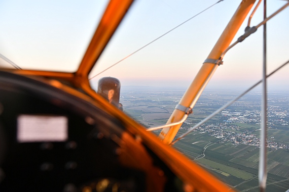 DSC_0577 Blick aus dem Cockpit der Boeing Stearman des AAM auf den Flugplatz Bad Vöslau Foto Huber Austrian Wings Media Crew