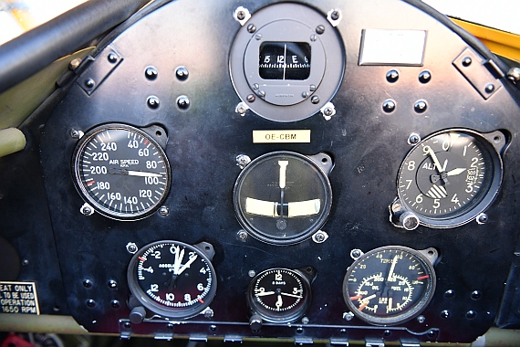 ... nur mit dem Nötigsten ausgestatteten Cockpit der Boeing Stearman