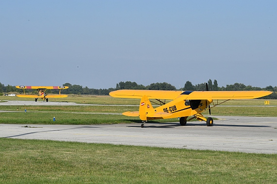 OE-CUB (im Vordergrund), dahinter rollt die Boeing Stearman, der Stolz des AAM