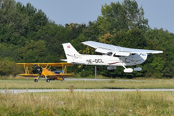 Gegenwart trifft Vergangenheit: Der Flugschüler in dieser C172 der MFU schrubbte Platzrunden, dahinter die Boeing Stearman, DAS US-Schulflugzeug der 1930er und 1940er Jahre ...