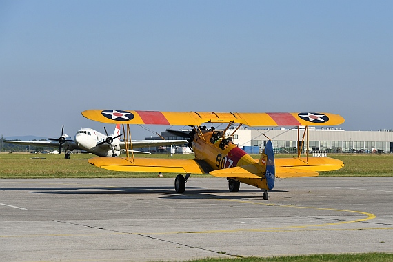 DSC_0827 Foto Huber Austrian Wings Media Crew Boeing Stearman AAM OE-CBM im Hintergrund Vickers Viking