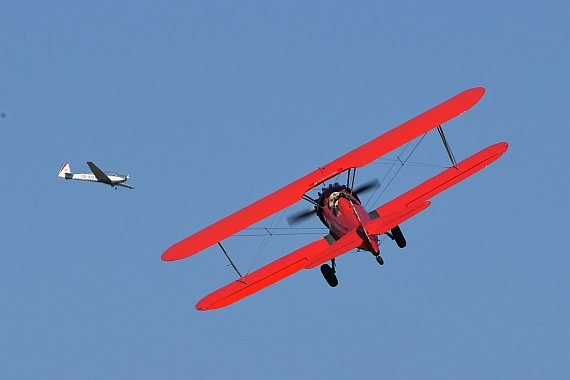 Flugplatzfest Spitzerberg 2016 Huber Austrian Wings Media Crew Boeing Stearman OE-AJM im HIntergrund Motorfalke DSC_0658