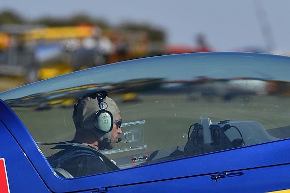 Flying Bulls Chefpilot Raimund Riedmann im Cockpit der Extra 300