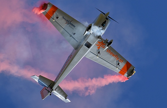 ... schien die Gesetze der Aerodynamik außer Kraft zu setzen. ... schien die Gesetze der Aerodynamik außer Kraft zu setzen.