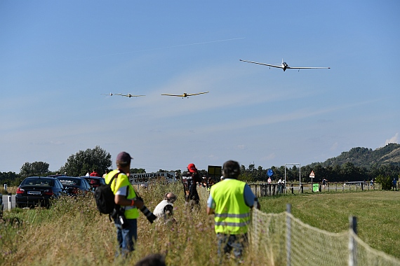 Auch neben dem Flugplatzzaun ...