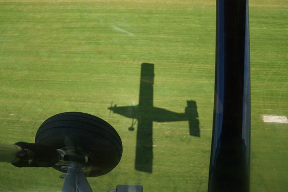 Schatten der Pilatus Porter - Absetzmaschine für die Fallschirmspringer.