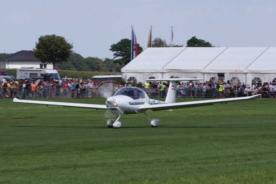 Flugplatzfest Völtendorf 2016 20160807_570_LOAD_HK36 Soper Dimona_Foto Anton Wildberger Flugplatzfest Völtendorf 2016 20160807_570_LOAD_HK36 Soper Dimona_Foto Anton Wildberger
