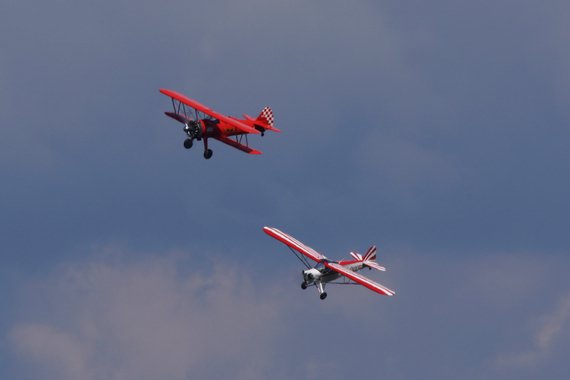 Boeing Stearman und Piper L-4 im Formationsflug Boeing Stearman und Piper L-4 im Formationsflug