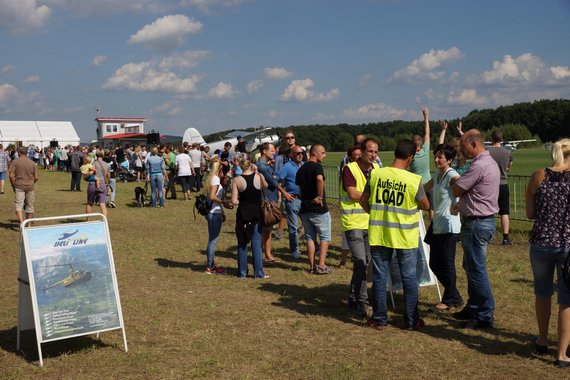 Flugplatzfest Völtendorf 2016 Besucher 20160807_822_LOAD_Foto Anton Wildberger