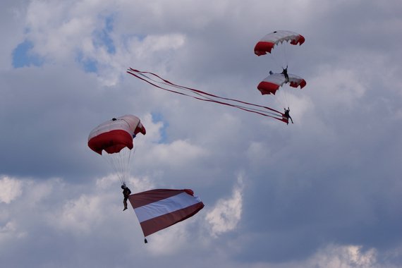 Flugplatzfest Völtendorf 2016 Fallschirmspringer 20160807_603_LOAD_Foto Anton Wildberger