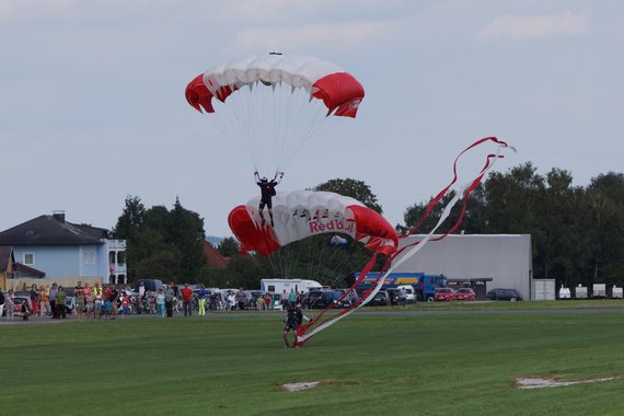 Flugplatzfest Völtendorf 2016 Fallschirmspringer 20160807_610_LOAD_Foto Anton Wildberger