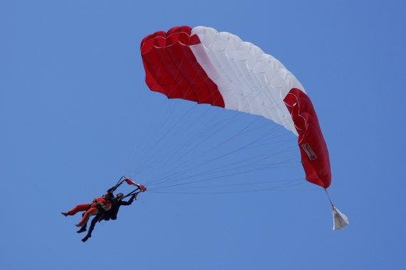 Flugplatzfest Völtendorf 2016 Tandemsprung Fallschirmspringer 20160807_618_LOAD_Foto Anton Wildberger