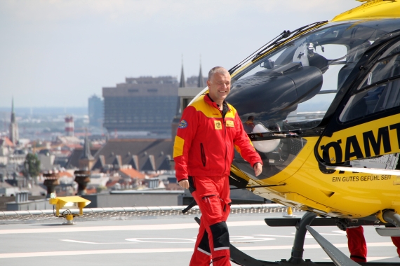 Stützpunktleiter Cpt. Holzinger steuerte die OE-XEE heute persönlich zum neuen Krankenhaus-Landeplatz.