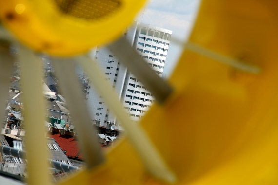 Vom Landeplatz genießt man eine beeindruckende Aussicht über Wien, unter anderem auf das nahegelegene Krankenhaus-Personalwohnheim.