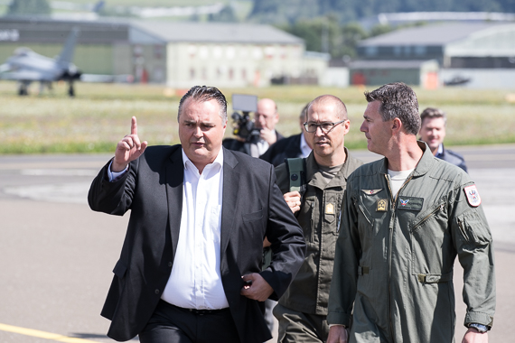 Verteidigungsminister Doskozil genießt als ehemaliger Polizeioffizier mit Führungsqualitäten das Vertrauen seiner Truppe. Verteidigungsminister Doskozil genießt als ehemaliger Polizeioffizier mit Führungsqualitäten das Vertrauen seiner Truppe.