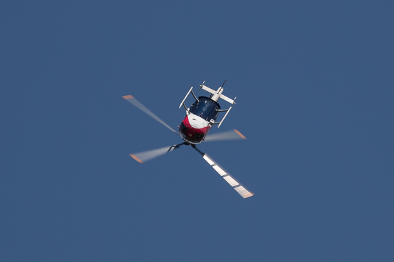 Die BO-105 der Flying Bulls bot im Rahmen der Presseveranstaltung eine beeindruckende Kunstflugvorführung Die BO-105 der Flying Bulls bot im Rahmen der Presseveranstaltung eine beeindruckende Kunstflugvorführung
