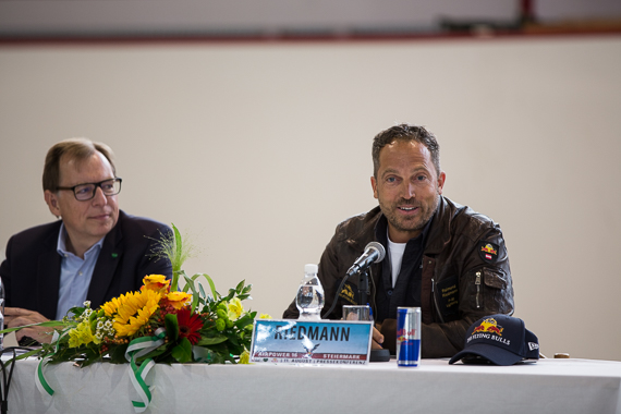 Raimund Riedmann (rechts) ist Chefpilot der Flying Bulls Raimund Riedmann (rechts) ist Chefpilot der Flying Bulls