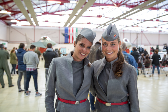 Pressekonferenz Airpower 2016 Zeltweg Peter HollosFlying Bulls Hostessen Stewardessen