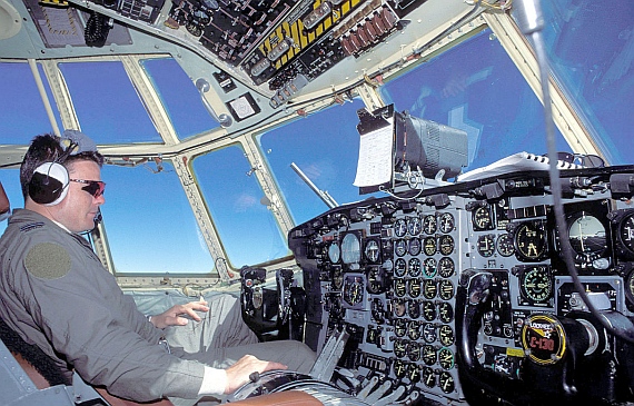 Analoges Cockpit einer Hercules aus den 1970er Jahren, Symbolbild - Foto: HGrobe via Wiki Commons CC BY SA 2.5 Analoges Cockpit einer Hercules aus den 1970er Jahren, Symbolbild - Foto: HGrobe via Wiki Commons CC BY SA 2.5