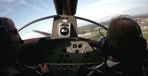 Blick ins offene Cockpit der fliegenden Legende.