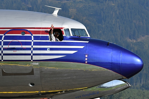 DSC_0019 Flying Bulls DC-6 winkende Piloten Airpower 2016 Foto Huber Austrian Wings Media Crew