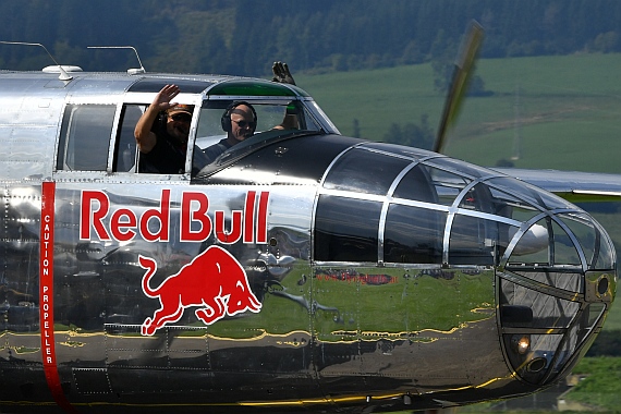 DSC_0161 Flying Bulls winkende Piloten der B-25 Airpower 2016 Foto Huber Austrian Wings Media Crew